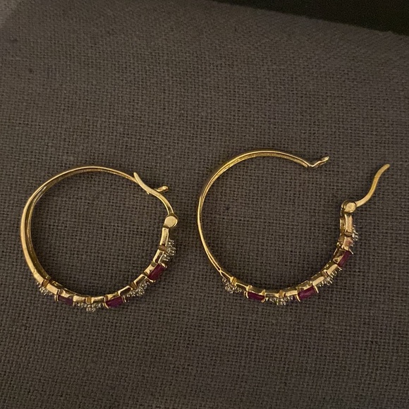 Vintage 925 gold plated ruby hoop with x & o's pierced earrings - Picture 3 of 5